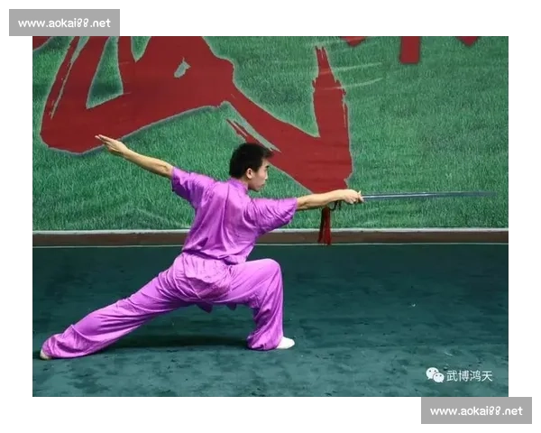 围绕比赛中犯规判定标准与裁判执行细节解析 围绕比赛中犯规判定标准与裁判执行细节解析